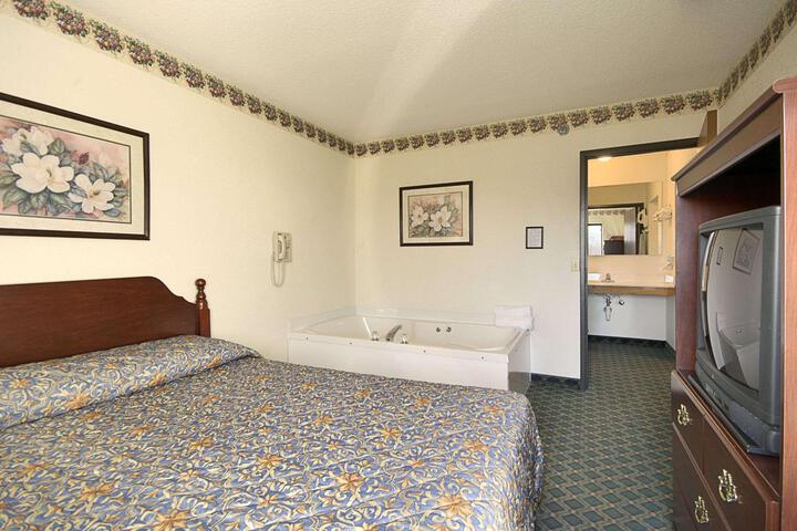 1 Queen Bed (3 of 7)