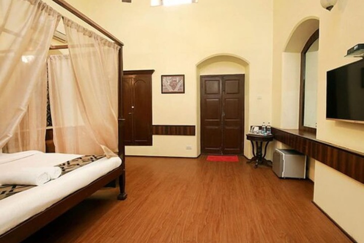 Room 13 of 34