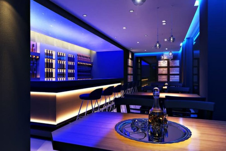 Lounge 42 of 61