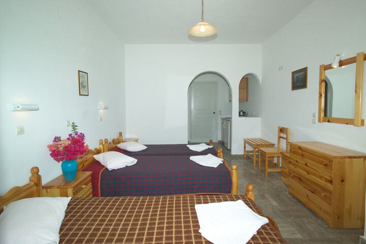 Room 4 of 77