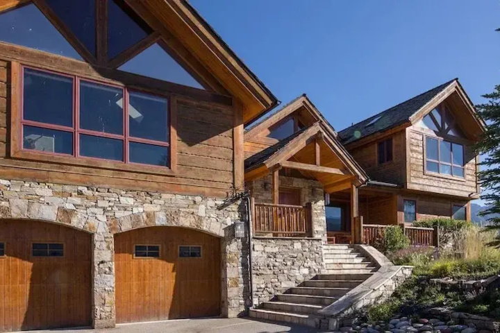 Exterior of Lodge on the Point Home