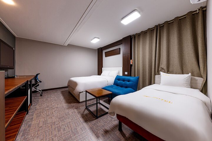 Room 12 of 37