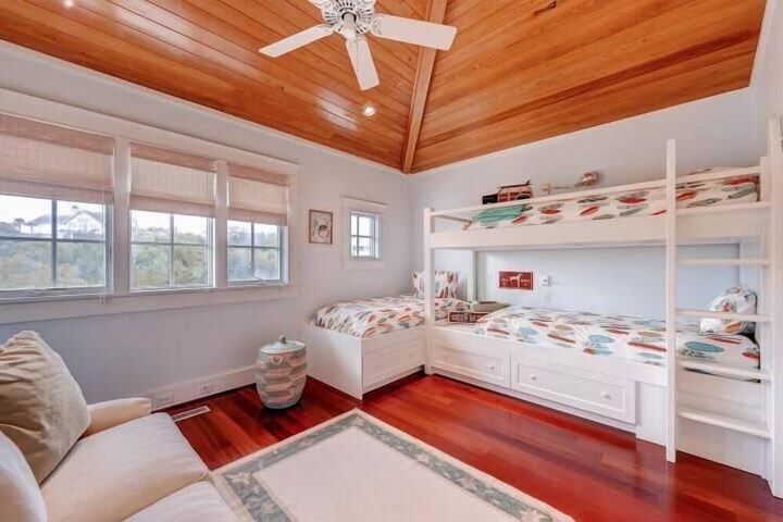 Room 4 of 20