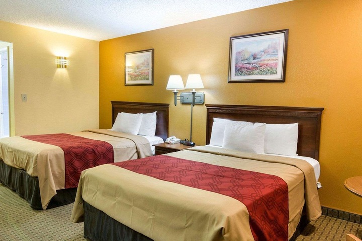 2 Queen Beds (8 of 8)