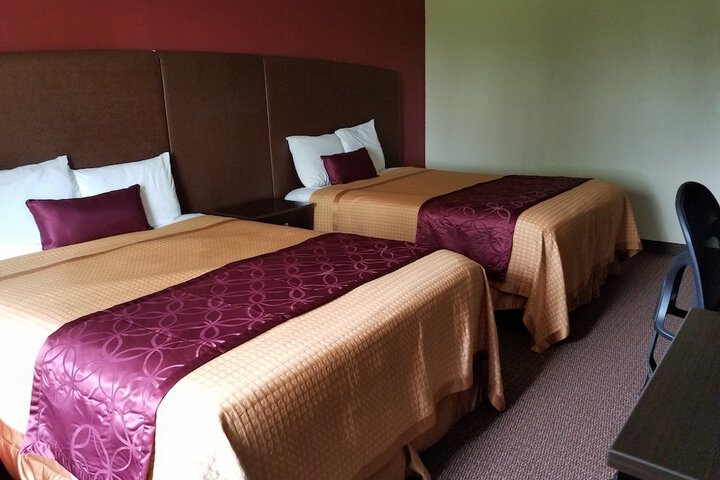 2 Queen Beds (10 of 12)