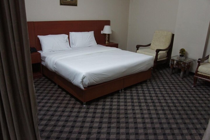 Room 12 of 32