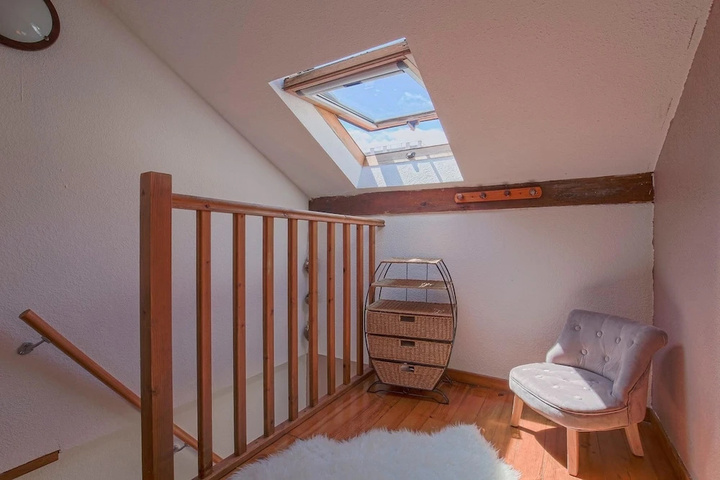 Room 5 of 8