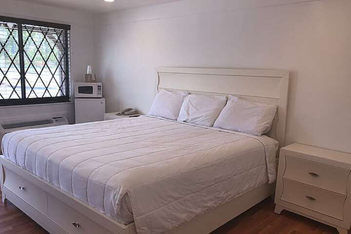 Standard Queen Bed City View (16 of 22)