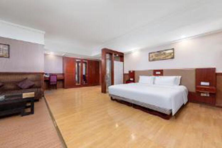 Room 11 of 11