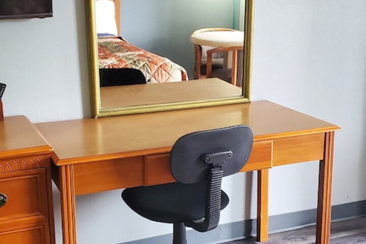 Room 6 of 28