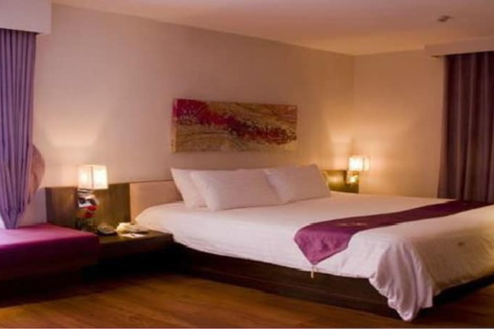 Room 6 of 25