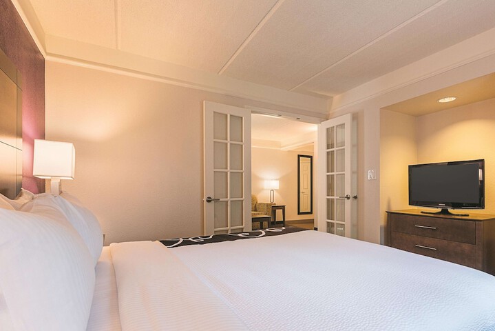 1 King Bed (5 of 21)