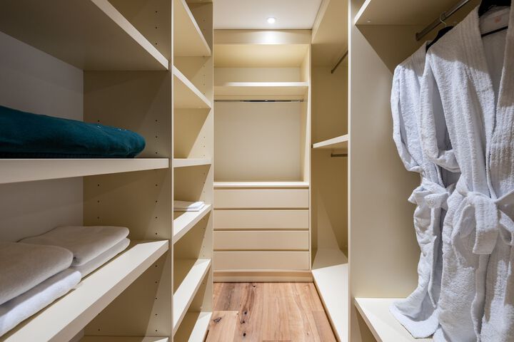 Room 4 of 32