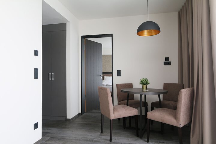 Room 6 of 33
