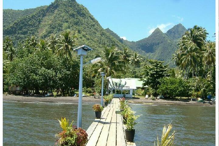 Exterior of Bonjouir Lodge Paradise