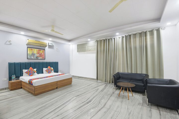Room 11 of 28