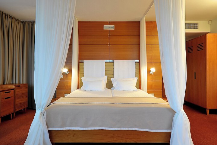 Room 28 of 158