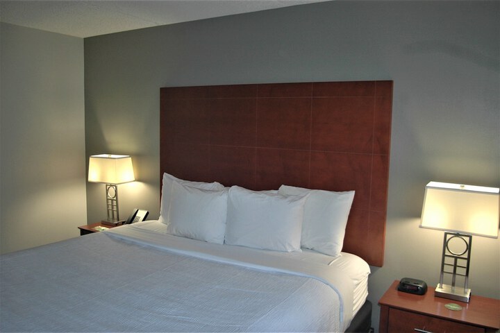 1 King Bed City View Ground Floor (5 of 17)