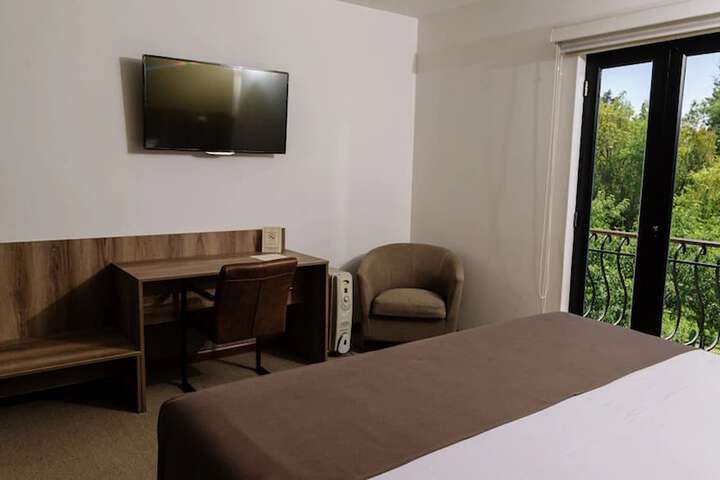 Room 7 of 33