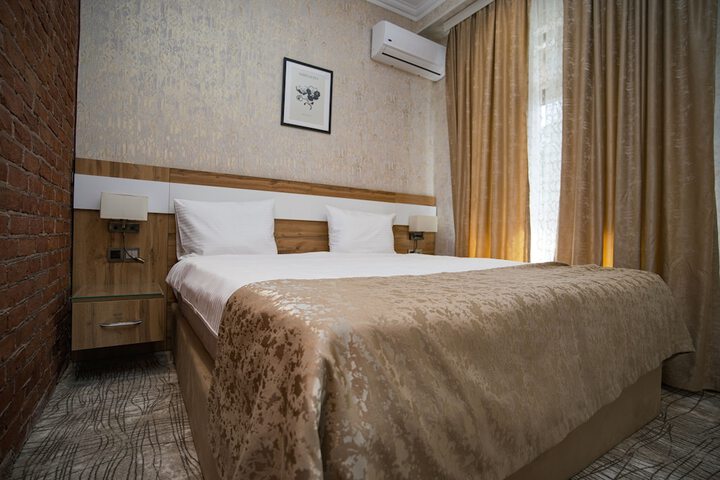 Room 10 of 38