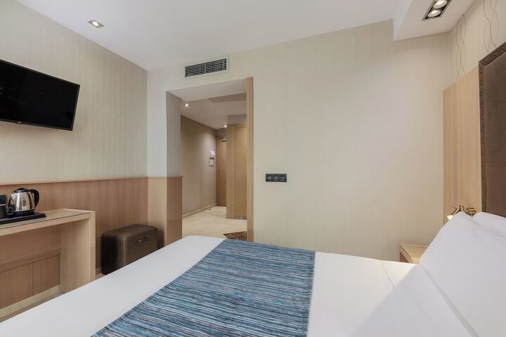 Room 27 of 68