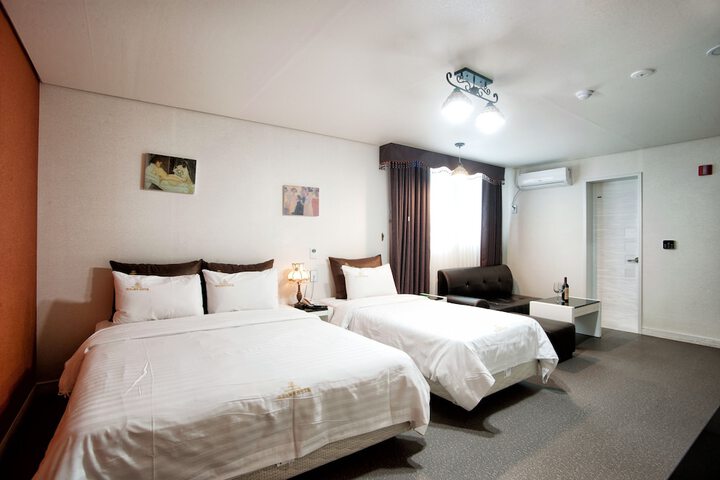 Room 9 of 38