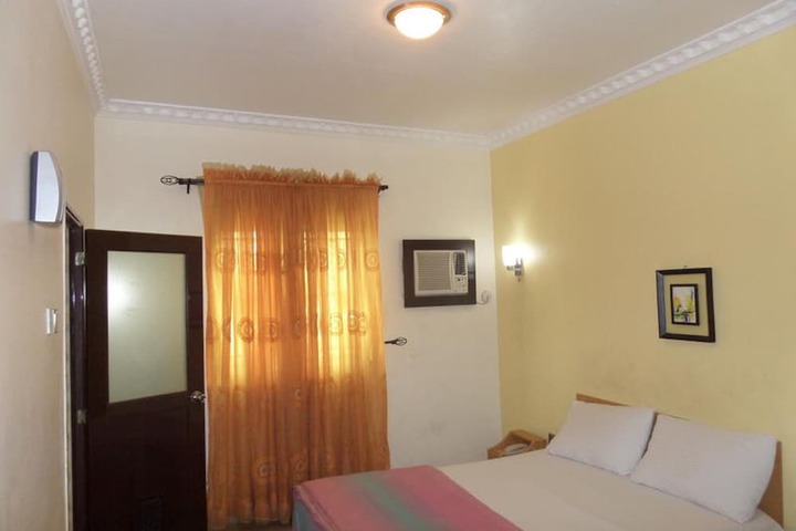 Room 6 of 12