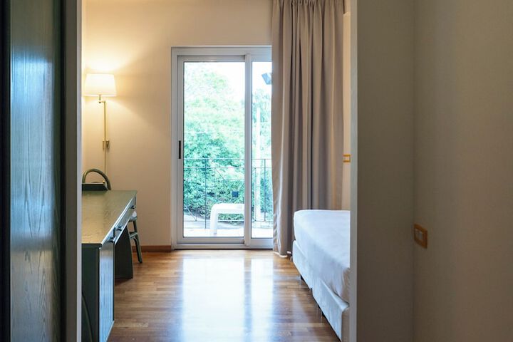 Room 3 of 27
