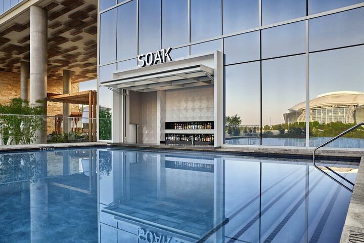 Swim-up bar