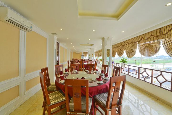 Dining 11 of 22