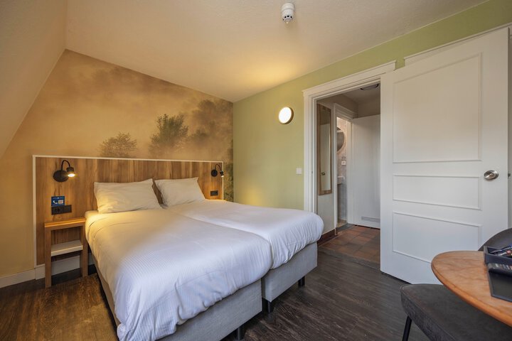 Room 14 of 32