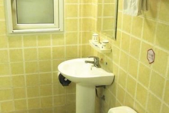 Room 8 of 10