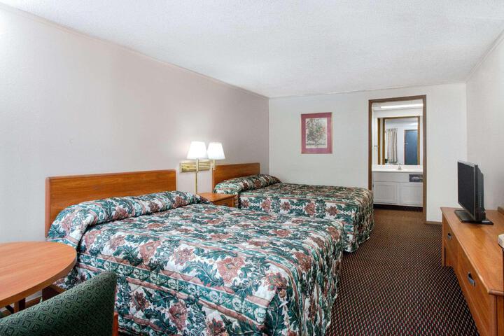2 Double Beds (3 of 5)