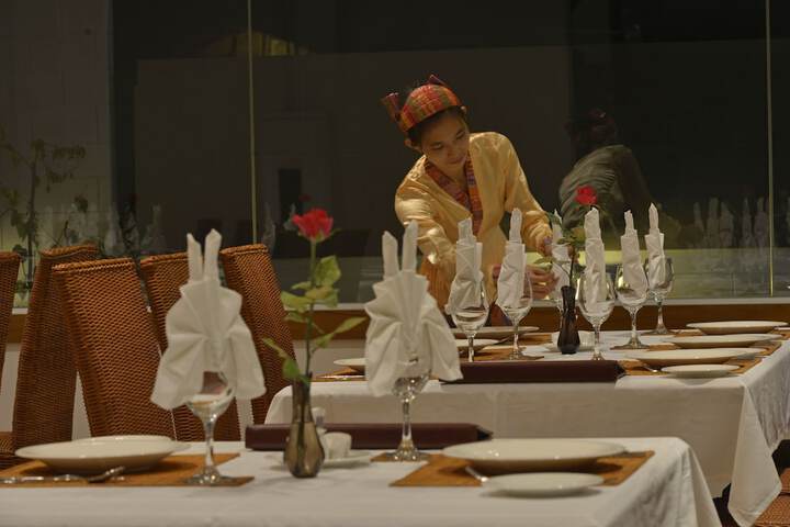 Dining 26 of 34