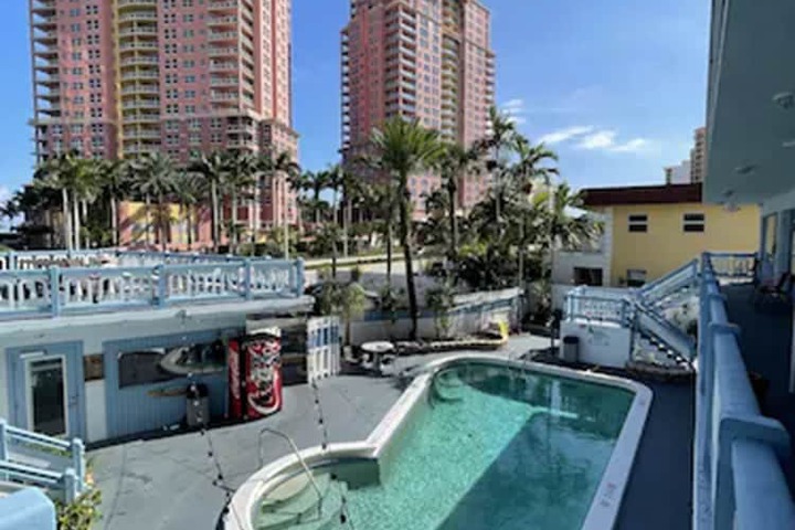 Exterior of Hotel Motel Lauderdale Inn