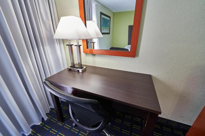 2 Queen Beds (10 of 10)