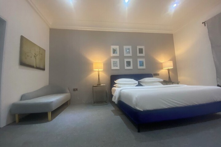 Room 32 of 68