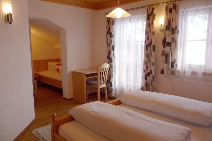 Room 2 of 63