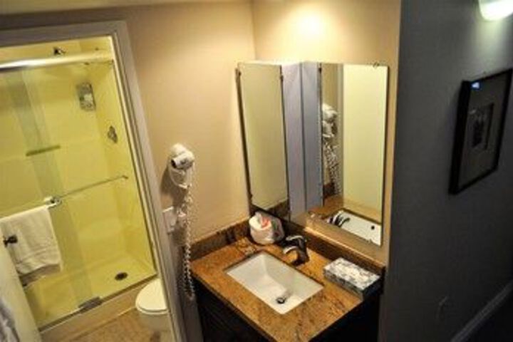 Room 27 of 195