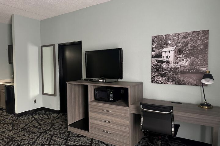 1 King Bed Accessible (13 of 13)