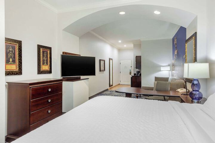 1 King Bed (5 of 22)