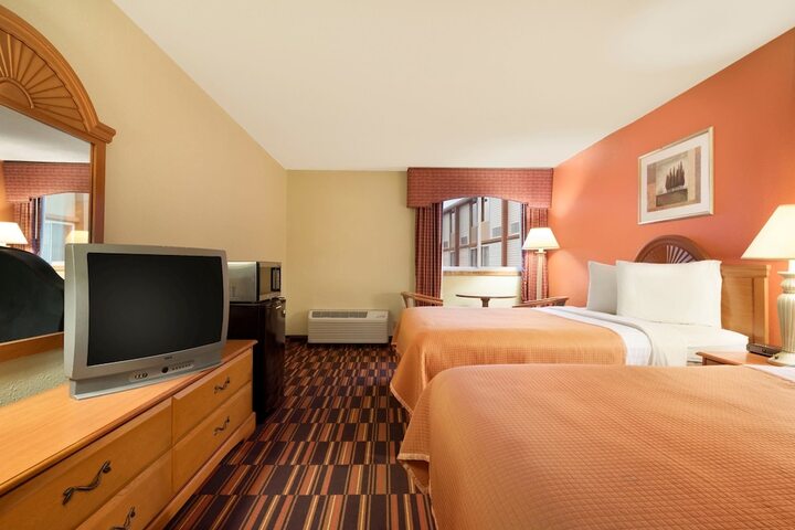 1 Queen Bed Accessible Room (4 of 8)