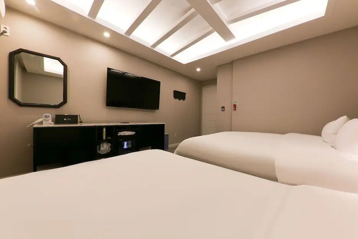 Room 4 of 19
