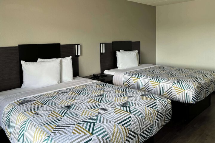 2 Queen Beds (7 of 12)