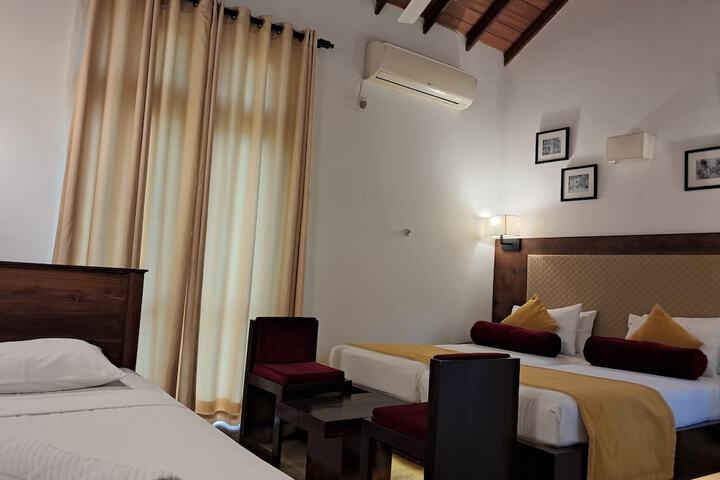 Room 12 of 28