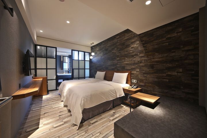 Room 6 of 33