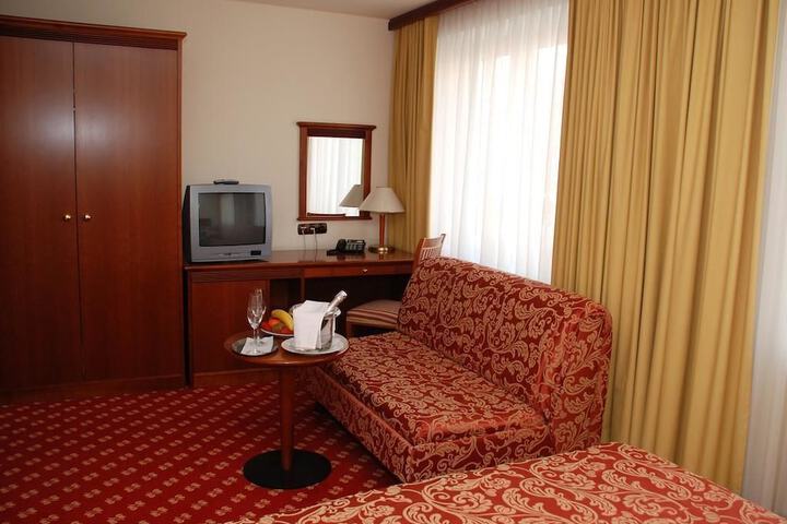 Room 6 of 19