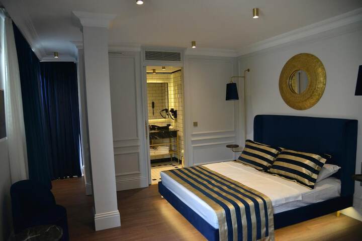 Room 11 of 28