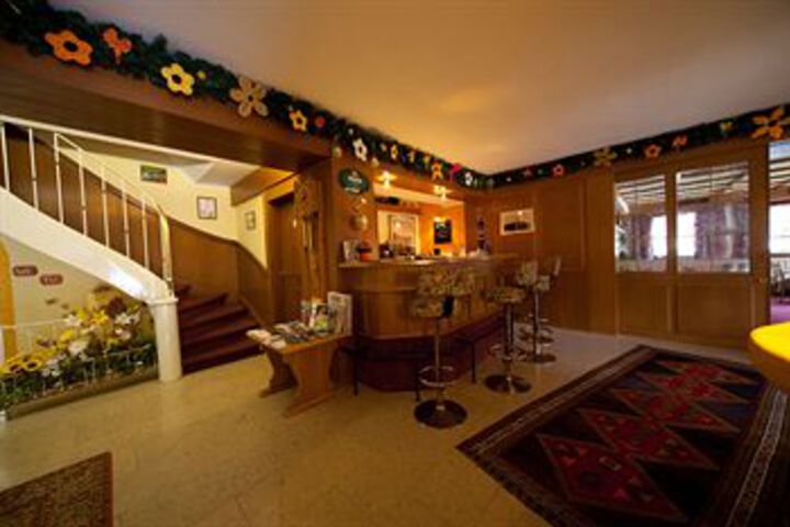 Lounge 45 of 69