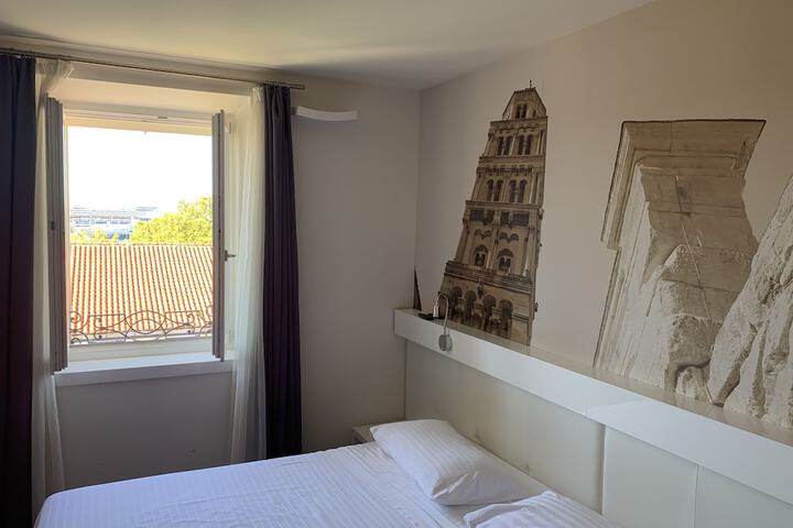 Room 14 of 32